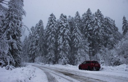 Карпати засипатиме снігом, а гірські дороги вкриє ожеледиця