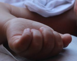 Під пологовий будинок невідомий підкинув змерзле немовля