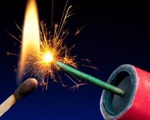 У 2-річної дівчинки в руках вибухнула петарда, яку дав їй батько