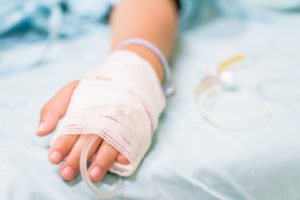 Побита нелюдом жінка на Закарпатті опритомніла, від неї приховують смерть дітей