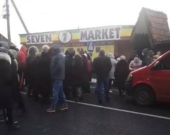 На Закарпатті люди перекрили дорогу: відома причина (ВІДЕО)