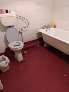 В одній з українських лікарень хворих на COVID-19 дітей лікують у “сараї” (ФОТО)