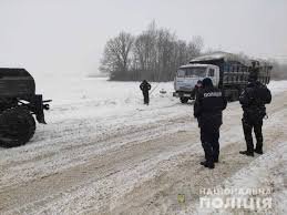 На Закарпатті через погодні умови на дорогах грузнуть вантажівки