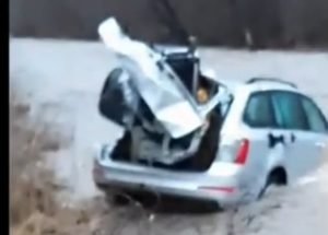 На Закарпатті легковик злетів з дороги у гірську річку (ВІДЕО)