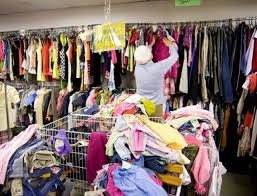 У Мукачеві відкрили благодійний магазин, де кожен безкоштовно може взяти для себе речі