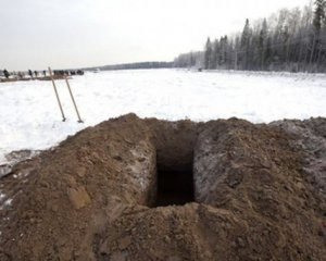 49-річний чоловік копав могилу для односельця і сам у ній помер (ФОТО)