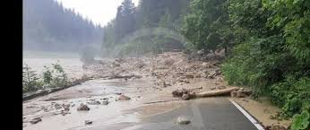 Для захисту від підтоплень дороги на Рахівщині зводять бетонну стіну