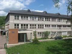 У Мукачеві фасад школи №3 осипається містянам на голову (фото)