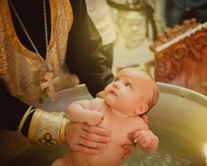 Немовля померло під час хрещення