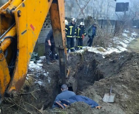 На Закарпатті через обвал ґрунту засипало людину (фото)