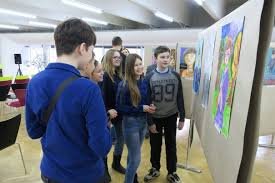 В Ужгороді відкрилася родинна виставка Олени та Єлизавети Кондратенків (відео)