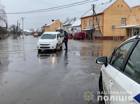 Через значні підтоплення доріг та хуртовини поліція посилено патрулює (фото)