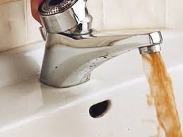 В Ужгороді в людей  з крану замість чистої води тече брудна жижа (відео)