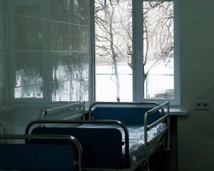 Санітарка вкрала телефон у пацієнтки, яка помирала від коронавірусу