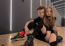 Поліція порушила кримінальну справу через "роман" 8-річної київської моделі та 13-річного блогера