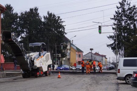 На Тячівщині розпочали ремонт з’їзду уздовж автодороги (фото)