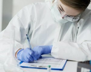 З початку пандемії з України поїхали 66 тис. медиків