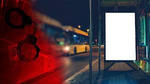 Агресивний чоловік проламав голову пасажиру рекламним щитом (відео)