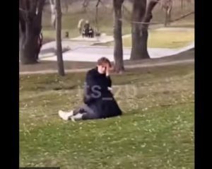 У парку гаряча парочка зайнялася сексом на очах у перехожих (ВІДЕО 18+)