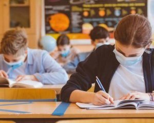 Випускників шкіл звільнили від державної атестації