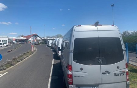 Заробітчани повертаються на Великдень: на кордоні з Угорщиною величезні черги