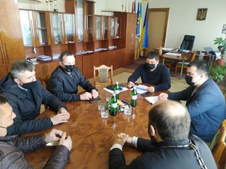 Напередодні Великодня у Тячівській РДА відбулася зустріч з керівниками релігійний конфесій району