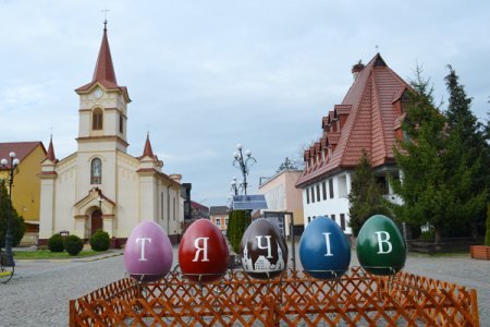 У центрі Тячева встановили п’ять великих писанок (фото)