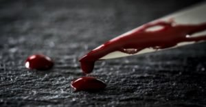 Жінка у гостях перерізала чоловікові горло