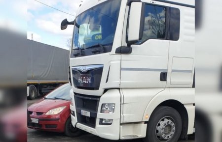 ДТП на Закарпатті: зіткнулися вантажівка та легковик (фото)