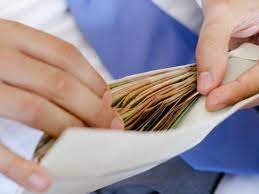 Чиновник з Хустщини незаконно виписував надбавки та премії доньці