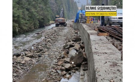 На дорозі до Синевира будують масштабну опірну стінку
