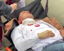 Не витримав тиску: чоловік у суді перерізав горло — моторошне відео