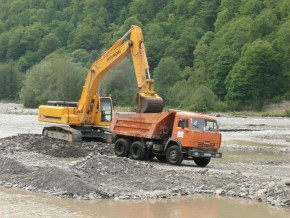На Закарпатті поліція виявила незаконних копачів гравію
