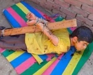 Батько обмастив сина медом і прив’язав до стовпа, щоб покусали бджоли (ФОТО)