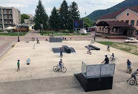 На скейт-майданчику – екстремали: В Тячів приїздять з обласного центру щоб покататись (відео)