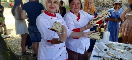 Смачний рекорд на Закарпатті: випекли найдовший в Україні кіфлик