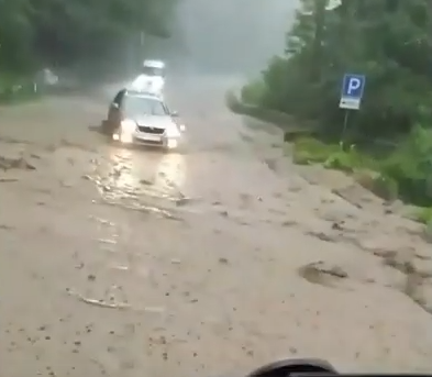 Вода перекрила декілька ділянок дороги Чоп-Київ на область йде друга хвиля грозового фронту (відео)