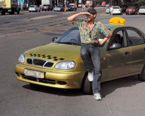 В Ужгороді водії-таксисти зібралися на акцію протесту проти "шахрайських" дій компанії "Bolt" - правозахисник