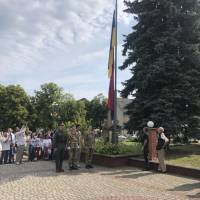 В Тячівській громаді державний прапор замайорів на горі Капуна та в центрі міста Тячів