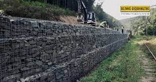 У межах ремонту дороги в Кам’яниці почали зводити спеціальну укріплювальну конструкцію (ВІДЕО)