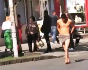 На Закарпатті містом розгулював голий місцевий "знаменитість"