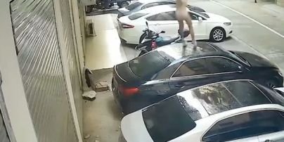 Напівгола дівчина під час сексу випала з вікна авто