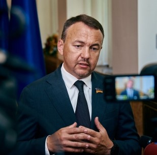 Петров з посади Голови Закарпатської облради йти не хоче – тому намагається розколоти опозиційні йому фракції