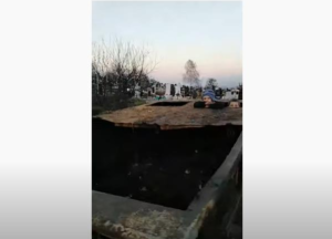 На Закарпатті на  кладовищі  у сміттєвому контейнері, виявили двох малолітніх дітей (ВІДЕО)