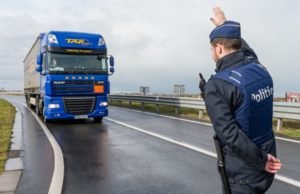 В сусідній із Закарпаттям Угорщині обстріляли вантажівку з 30 нелегалами