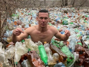 На Закарпатті чоловік пірнув в річку в місці сміттєвого затору (ФОТО)