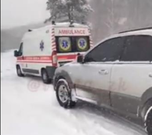 На Закарпатті ще одна “швидка” через сніг не могла дістатися до хворого (ВІДЕО)