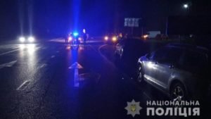 Стояла посеред траси Київ-Чоп і плакала: патрульні врятували жінку (ФОТО)