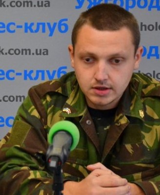 Закарпатський активіст Віталій Грегор остаточно «осліп» коли побачив повістку до армії та відмовився її підписувати (відео)