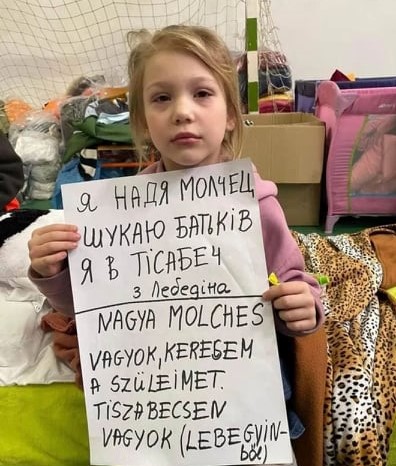 Маленька дівчина в Угорщині шукає своїх батьків з міста Лебедин ...